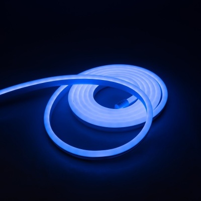 Tira luminosa LED azul enrolada em espiral sobre superfície escura