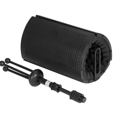 Rolo de treino para bicicleta preto com eixo de metal num fundo branco