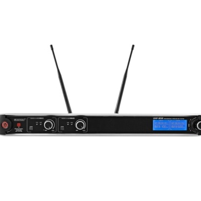 Recetor de microfone sem fios UHF preto com antenas e visor digital azul