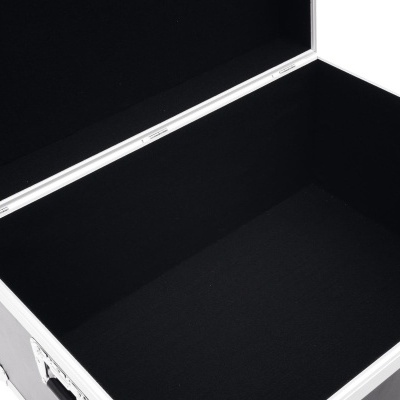 Caixa de transporte preta com interior forrado em tecido