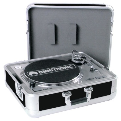 Gira-discos Omnitronic portátil preto e prata numa caixa rígida aberta
