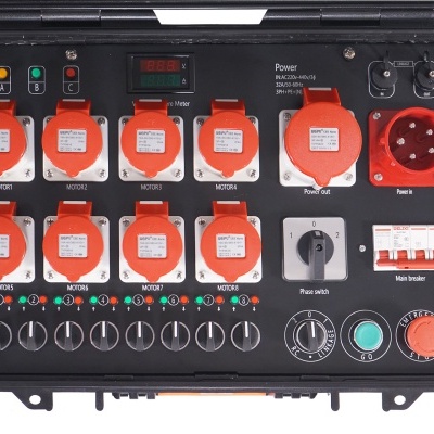 Painel de controlo elétrico preto com tomadas vermelhas e botões
