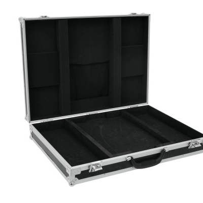 Mala de transporte preta aberta com interior com divisórias e alça preta