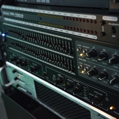 Equipamento de áudio profissional com equalizador digital e controlos em rack