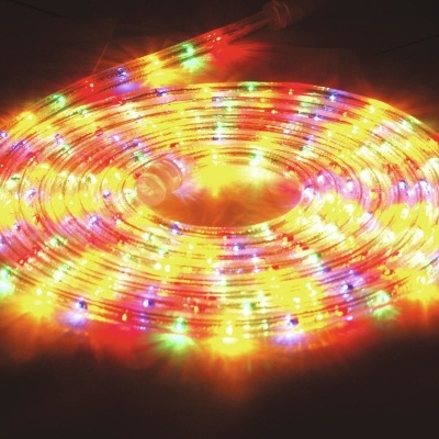 Fita de luzes LED coloridas enrolada com brilho