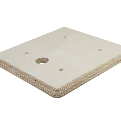 Peça quadrada de madeira clara com buracos e cantos arredondados