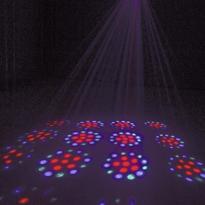 Luzes coloridas de discoteca projetadas em padrão circular no chão escuro