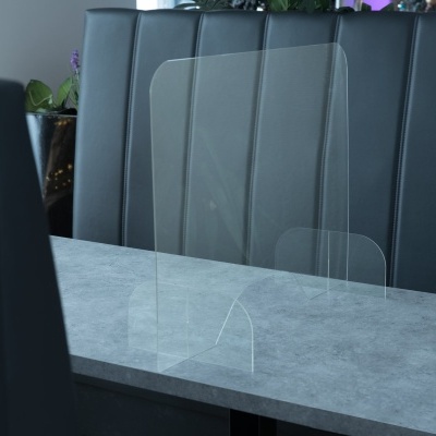 Separador de acrílico transparente sobre mesa cinza