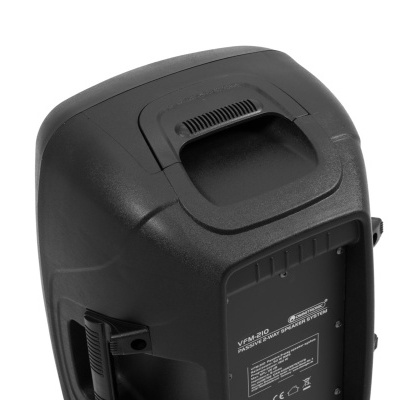 Coluna de som preta portátil com alça e etiqueta técnica