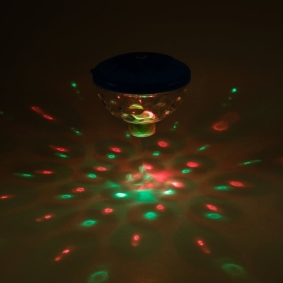 Luz LED redonda com padrões vermelhos e verdes projetados