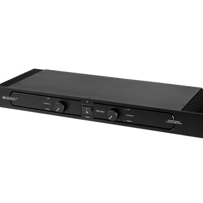 Amplificador de áudio profissional preto com botões e indicadores LED