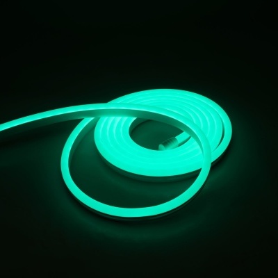 Fita luminosa azul-turquesa enrolada em espiral sobre fundo preto