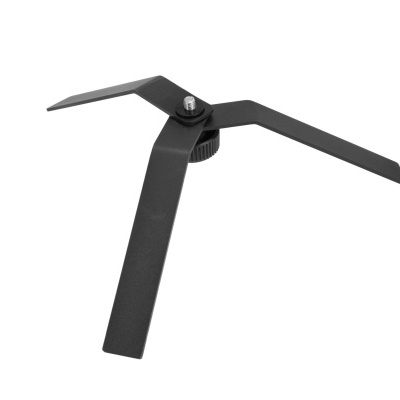 Tripé metálico preto com três pernas largas e parafuso central.