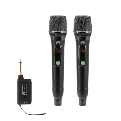 Conjunto de dois microfones sem fios pretos e um transmissor com conector jack