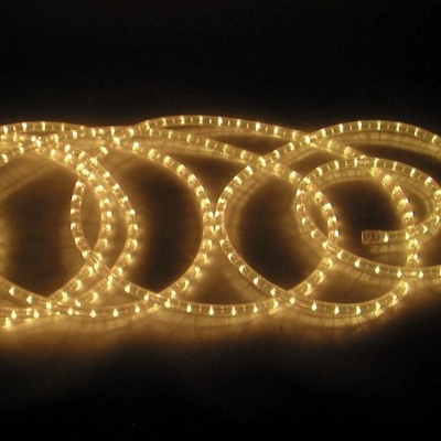 Fita LED amarela em rolo sobre superfície escura