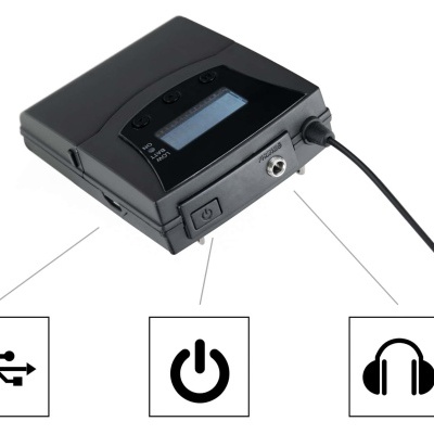 Receptor de áudio preto com ecrã LCD, botão de ligar, entrada jack e microfone em fundo branco.