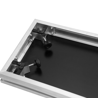 Estrutura metálica retangular com painel preto e mecanismos de aperto.