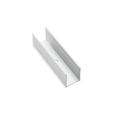 Perfil em U de metal branco com orifício central sobre fundo branco