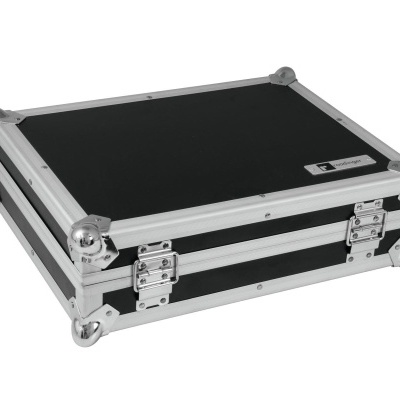 Mala rígida preta com moldura de alumínio e fechos metálicos em fundo branco