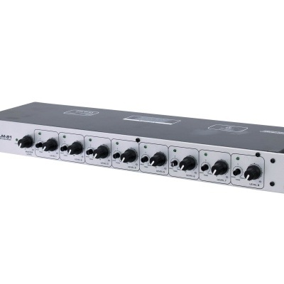 Mesa de mistura áudio preta com dez botões de controlo pretos e superfície frontal prateada