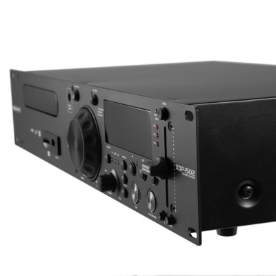 Aparelho de áudio preto com botões e ecrã digital