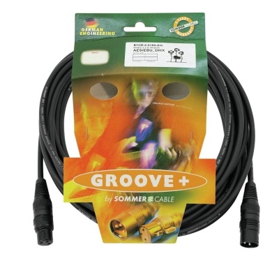 Cabo de áudio preto com conectores XLR em embalagem colorida