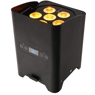 Proyector LED negro con seis luces amarillas encendidas y pantalla digital azul en la parte frontal