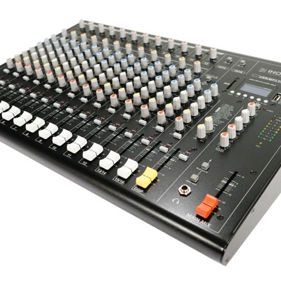 Mesa de mistura sonora preta com botões e faders coloridos
