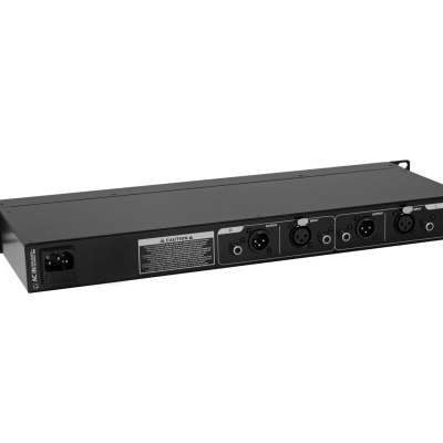 Aparelho profissional de áudio preto com entradas XLR e suporte de rack