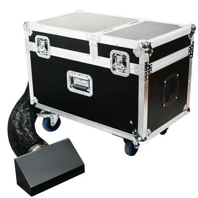 Caixa de transporte preta com tubo flexível e rodízios azuis