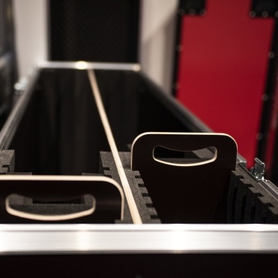 Mala de transporte preta com divisórias internas de madeira e espuma protetora