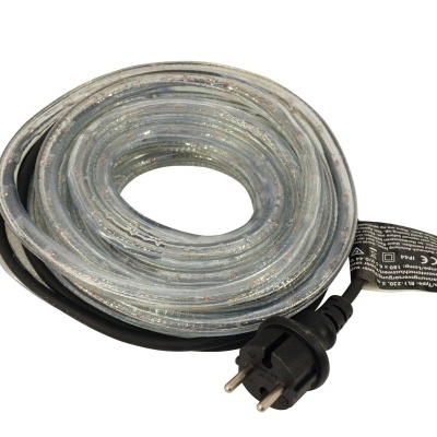 Cabo elétrico transparente enrolado com plugue preto e etiqueta