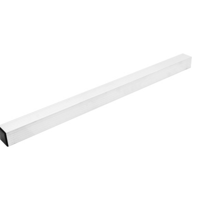 Barra retangular branca com textura riscada