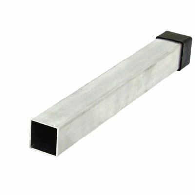 Tubo quadrado de metal prateado com tampa preta numa das extremidades