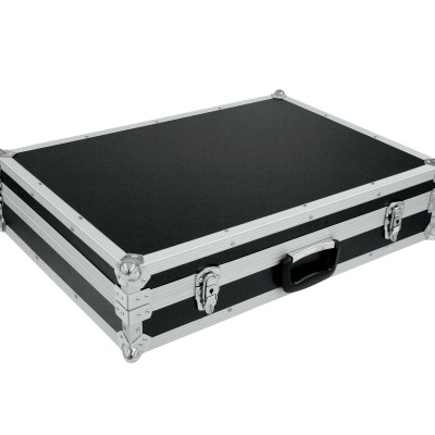 Mala rígida preta com estrutura metálica e fechos