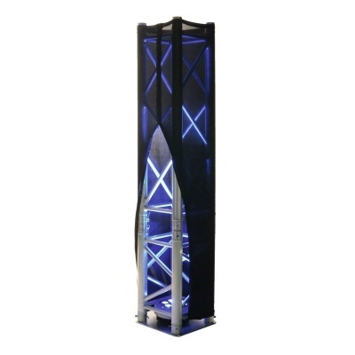 Torre de computador iluminada em azul, estrutura preta com metal e acrílico