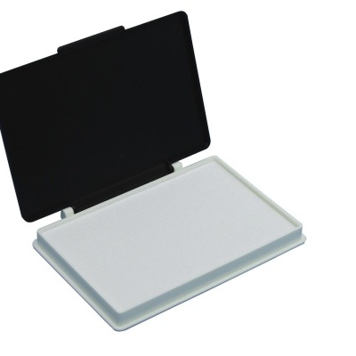 Almofada para carimbo retangular com tampa preta aberta e base branca