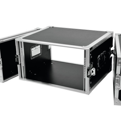 Caixa de transporte preta para equipamentos, com esquadrias metálicas e portas abertas