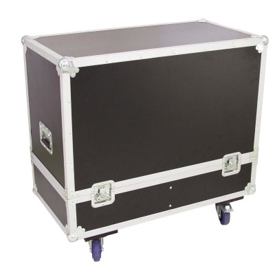 Mala de transporte preta com bordas e cantos em metal prateado com rodas