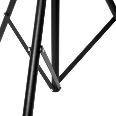 Estrutura metálica preta fosca com tubos e barras cruzadas aparafusadas