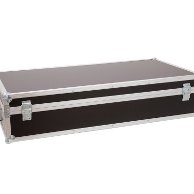 Estojo de transporte retangular castanho escuro com cantos e bordas metálicas prateadas