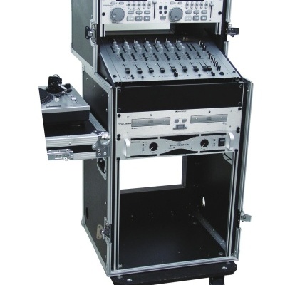 Equipamento de som e rádio profissional montado numa estrutura com rodas