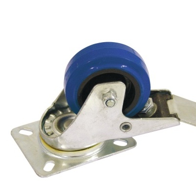 Rodízio metálico com roda azul sobre fundo branco