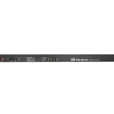 Barra de luz LED preta com etiquetas e conectores visíveis sobre fundo branco