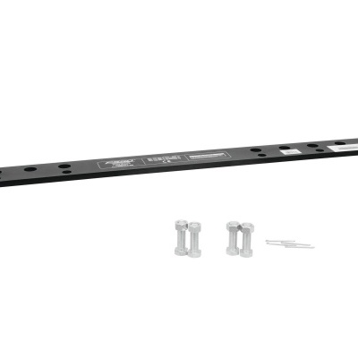 Barra metálica preta com parafusos e pinos sobre fundo branco