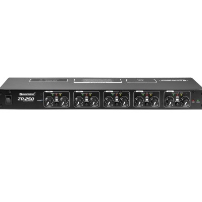 Equipamento de áudio preto modelo ZD-222 com cinco controlos giratórios em fundo branco