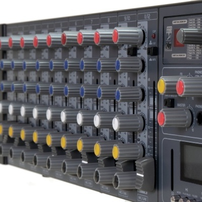 Mesa de mistura de áudio analógica com botões rotativos coloridos e texto RMX-422D