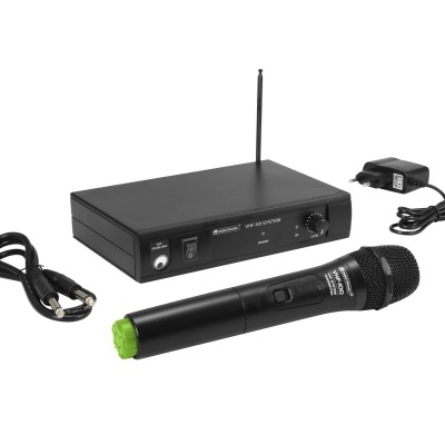 Sistema de microfone sem fios preto com microfone, recetor, cabo e fonte de alimentação.