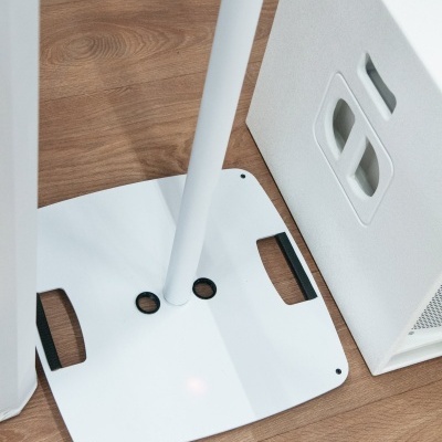 Base de suporte branca metálica com pega e equipamento branco ao lado