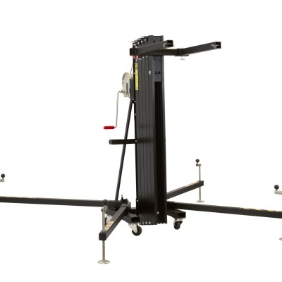 Elevador industrial preto com estrutura metálica e manivela vermelha